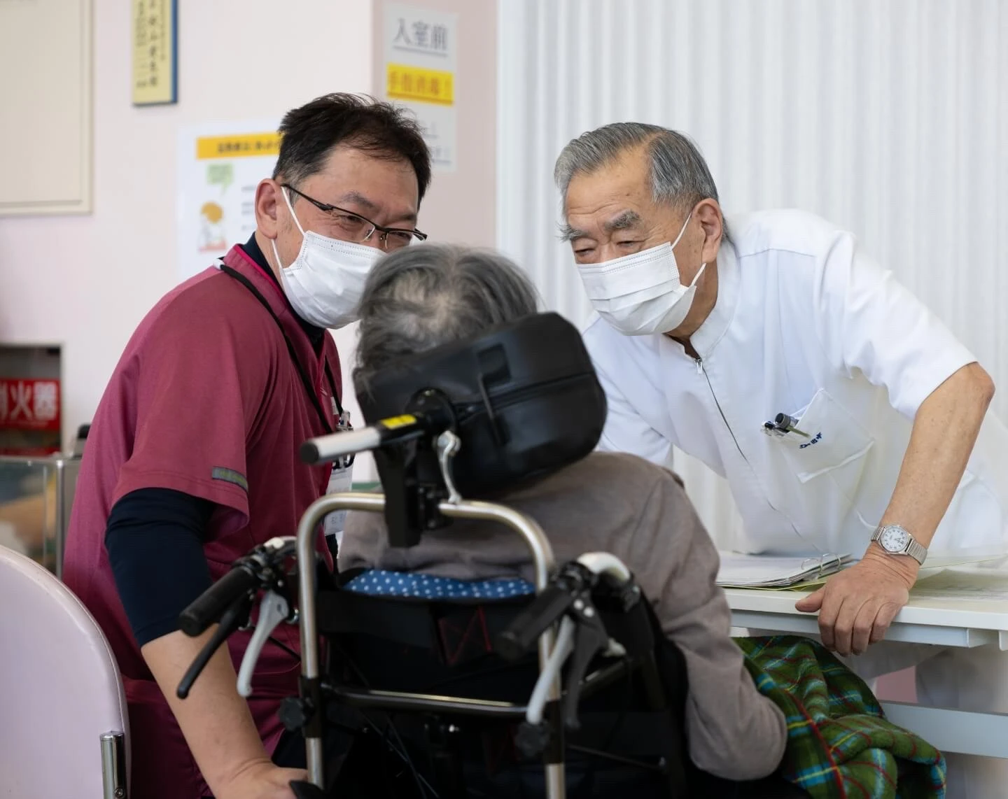 利用者と話す医師と職員