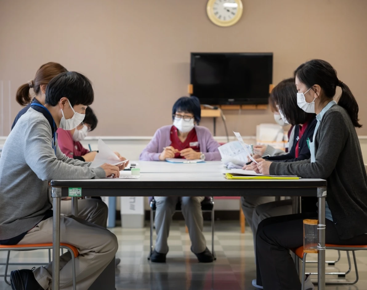 会議する職員たち