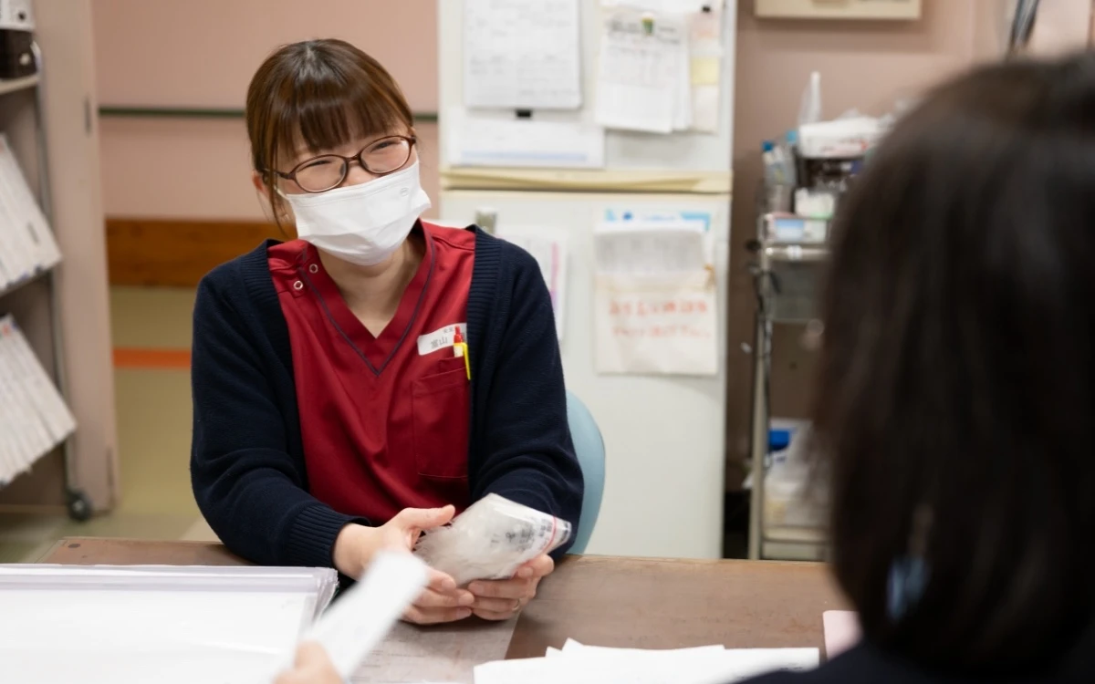 笑顔で話す富山さん