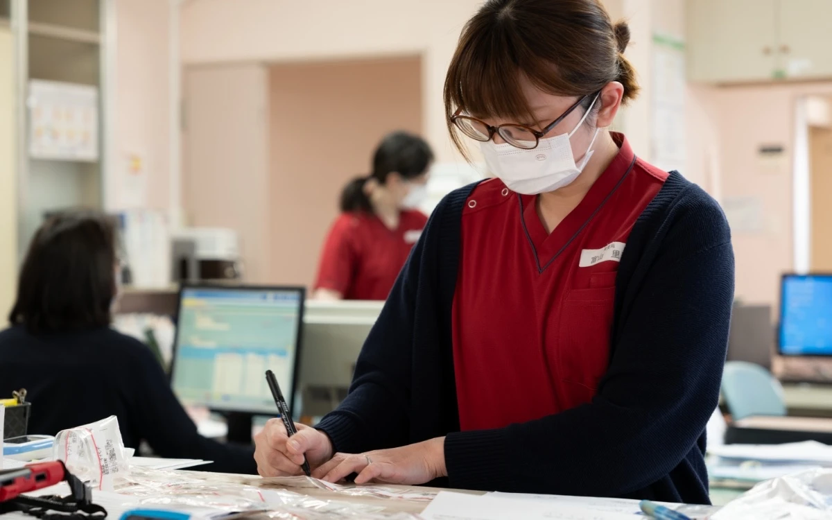 事務仕事をする富山さん