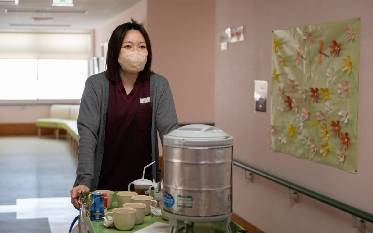 飲み物を運ぶ堤さん